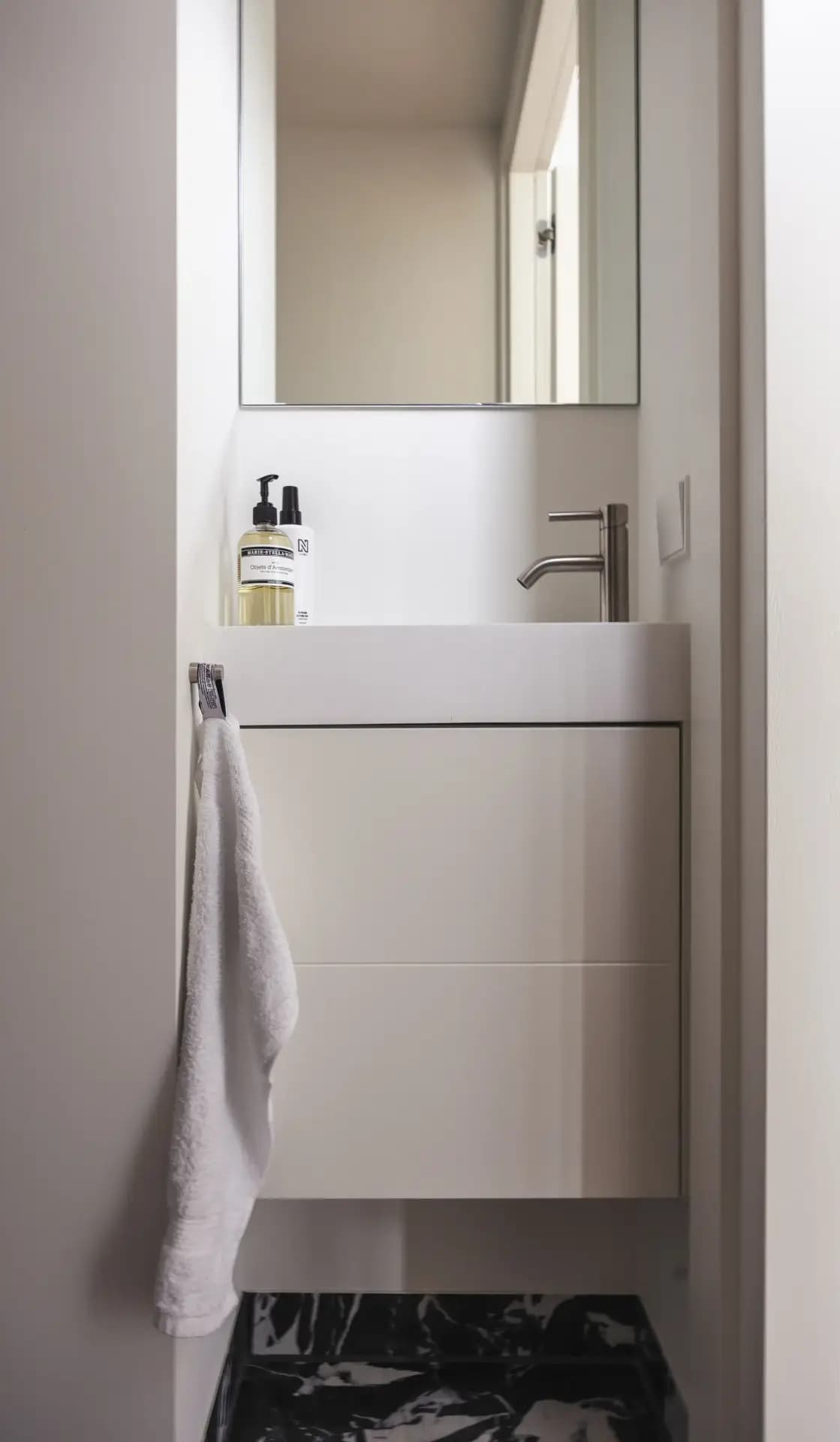 Strakke wastafel op maat in toiletruimte