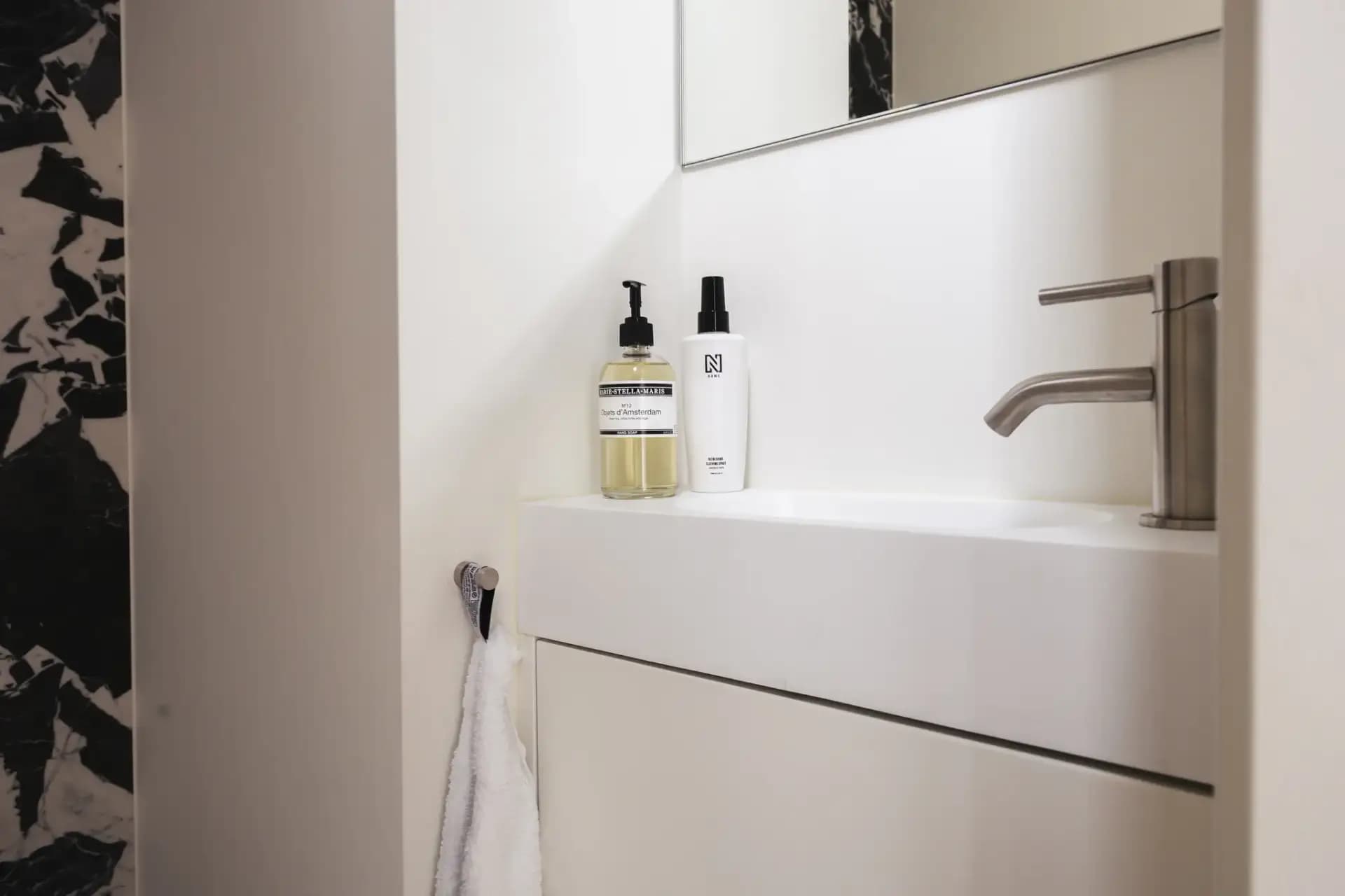 Strakke wastafel op maat in toiletruimte