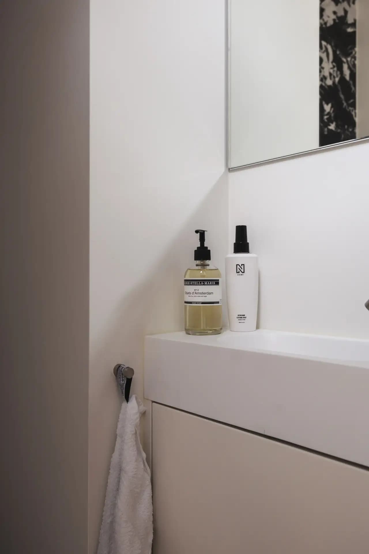 Strakke wastafel op maat in toiletruimte