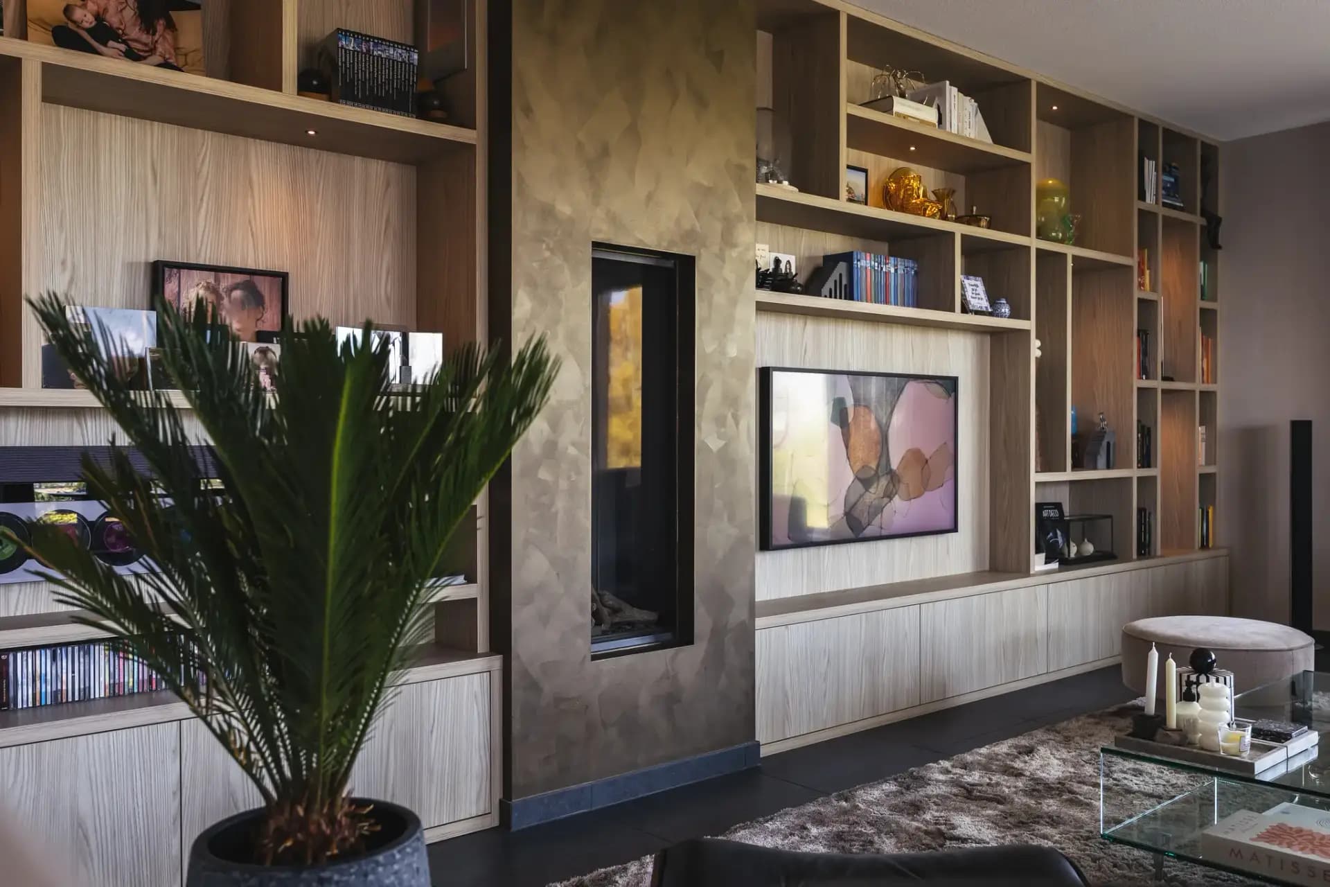 Wandkast met tv om haard