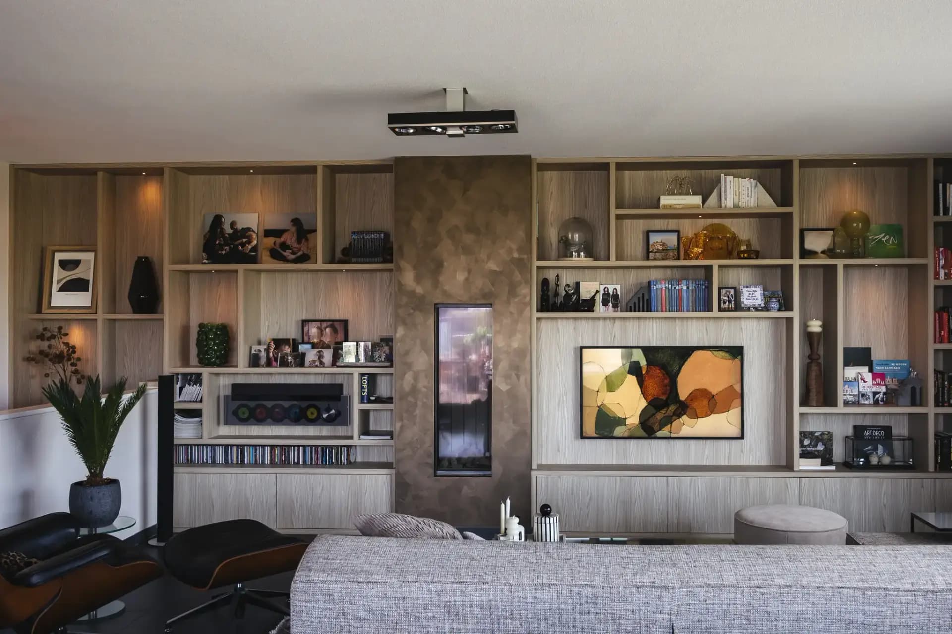 Wandkast met tv om haard