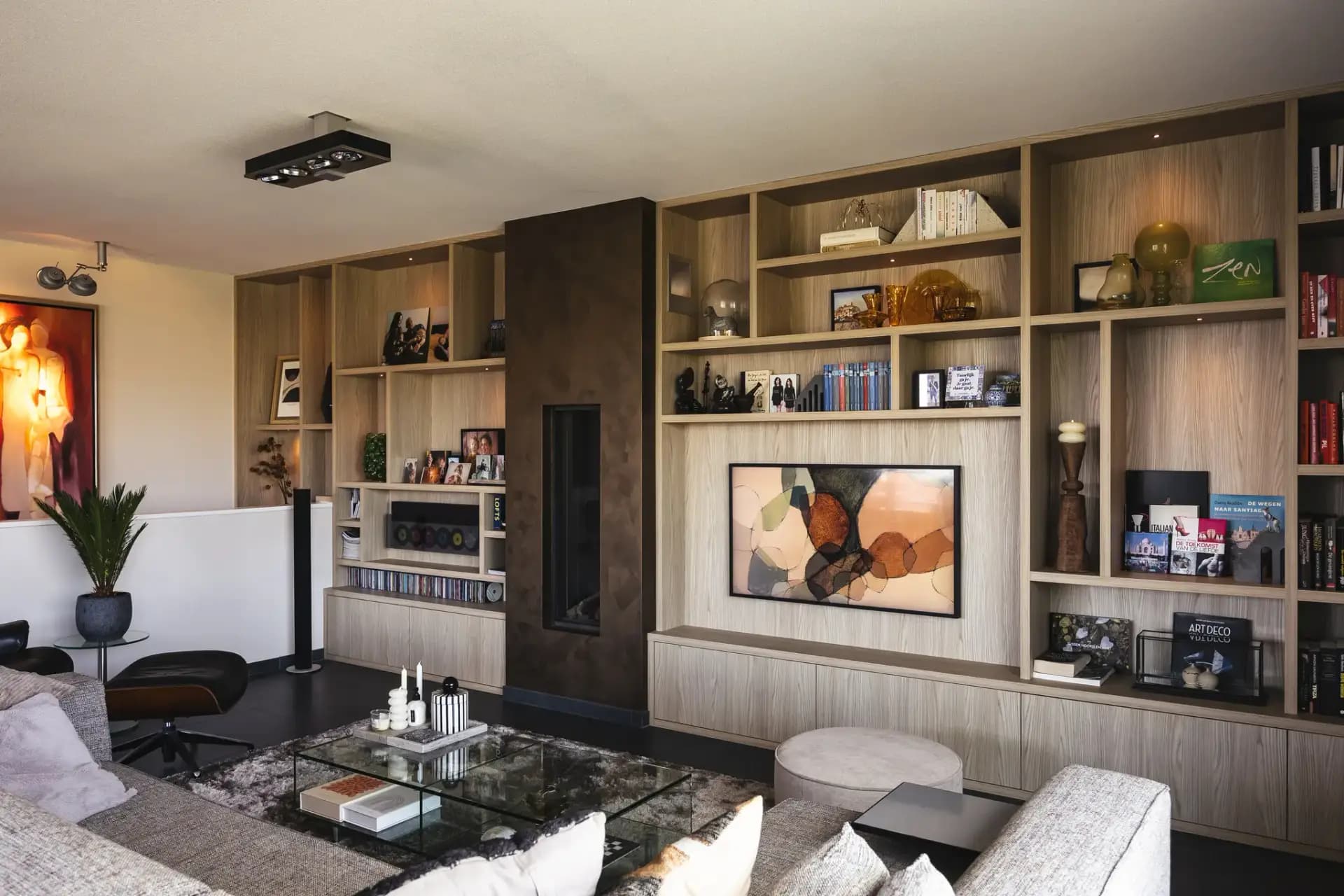 Wandkast met tv om haard