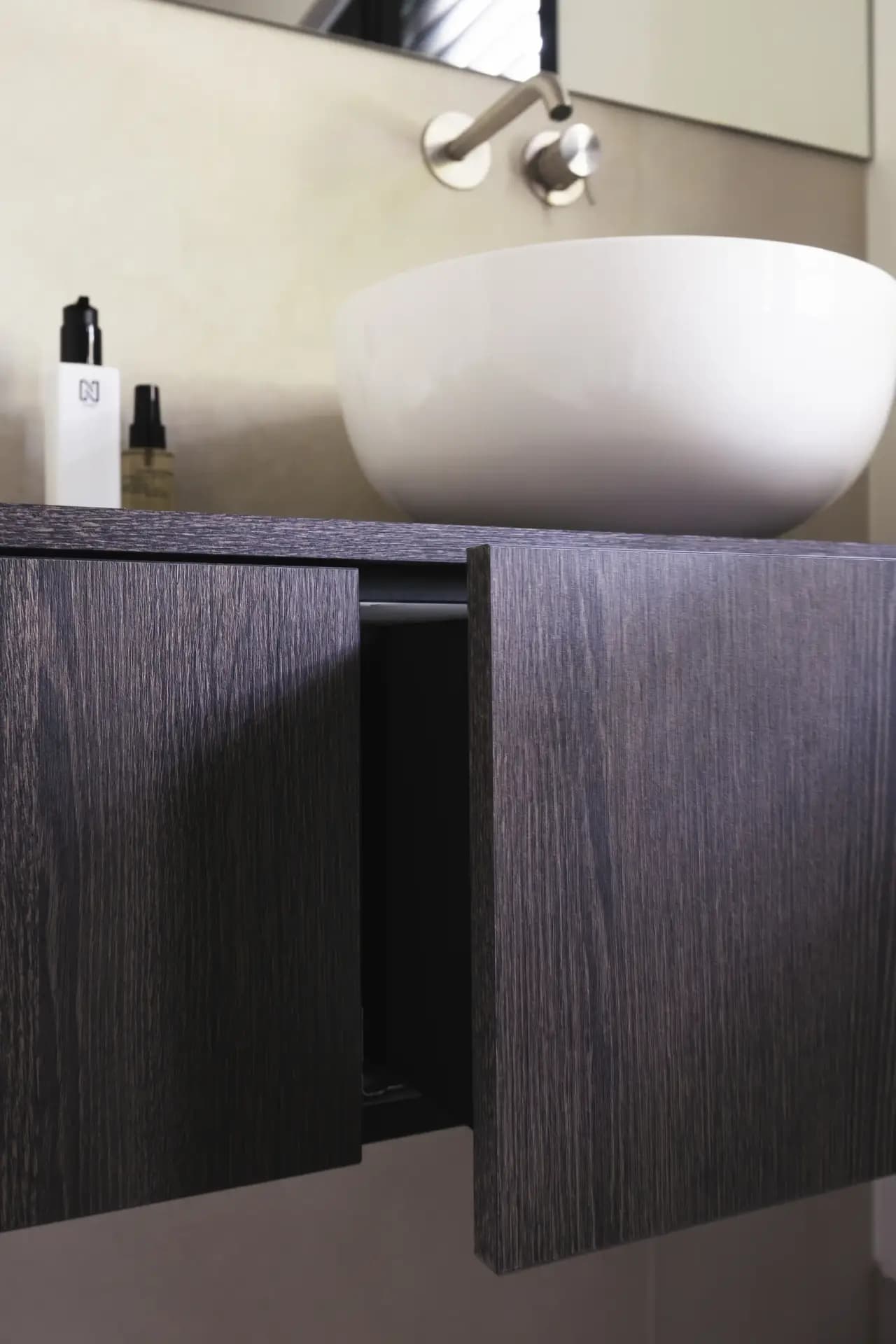 Zwevend badkamermeubel in houtdecor