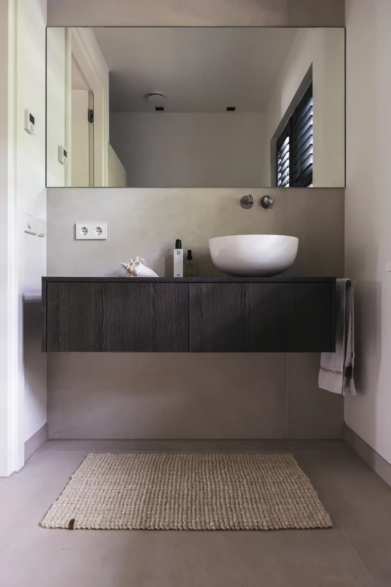 Zwevend badkamermeubel in houtdecor