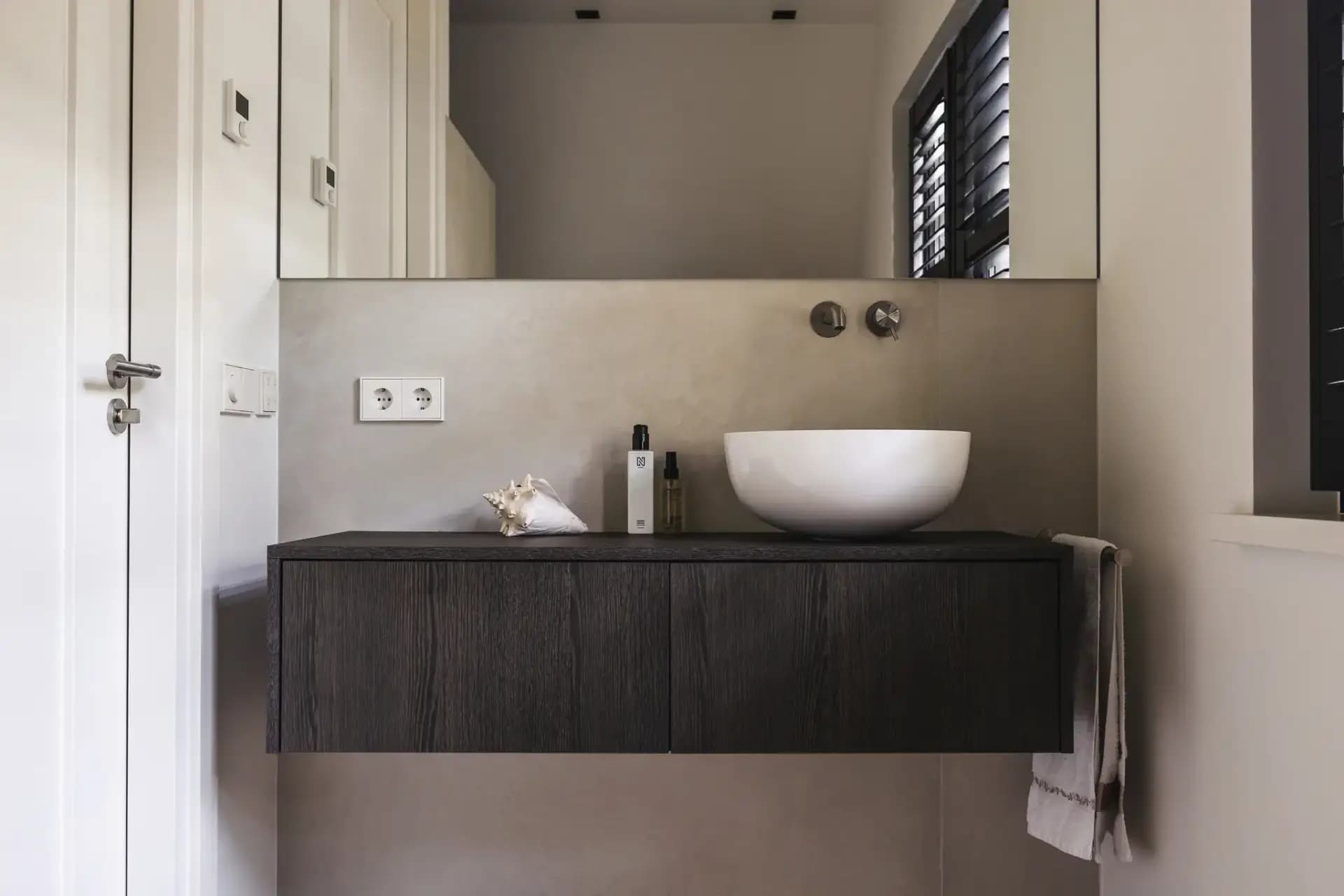 Zwevend badkamermeubel in houtdecor