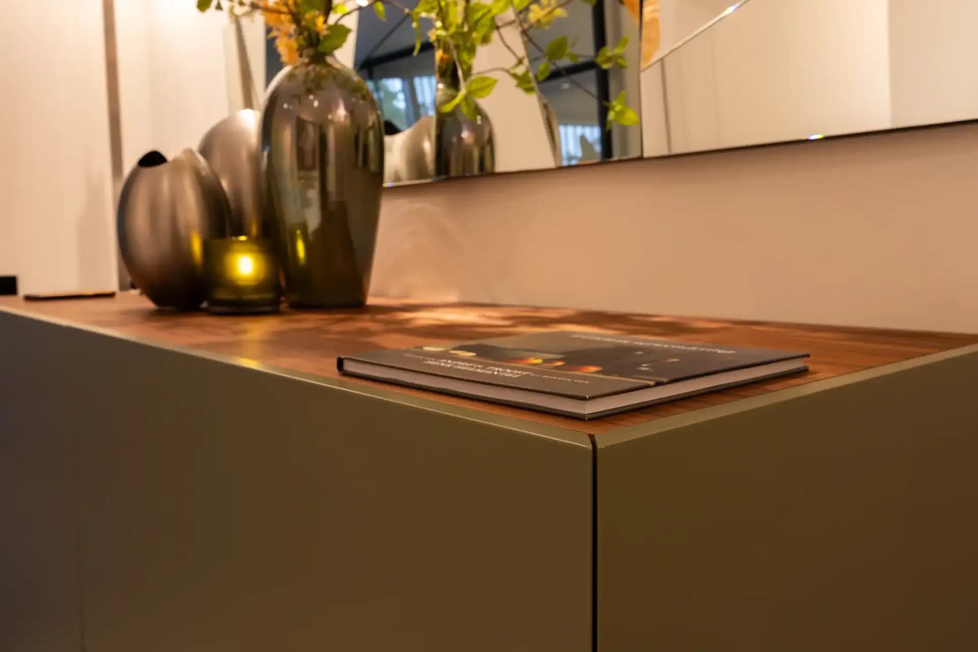 Zwevend dressoir met blad in notenhout