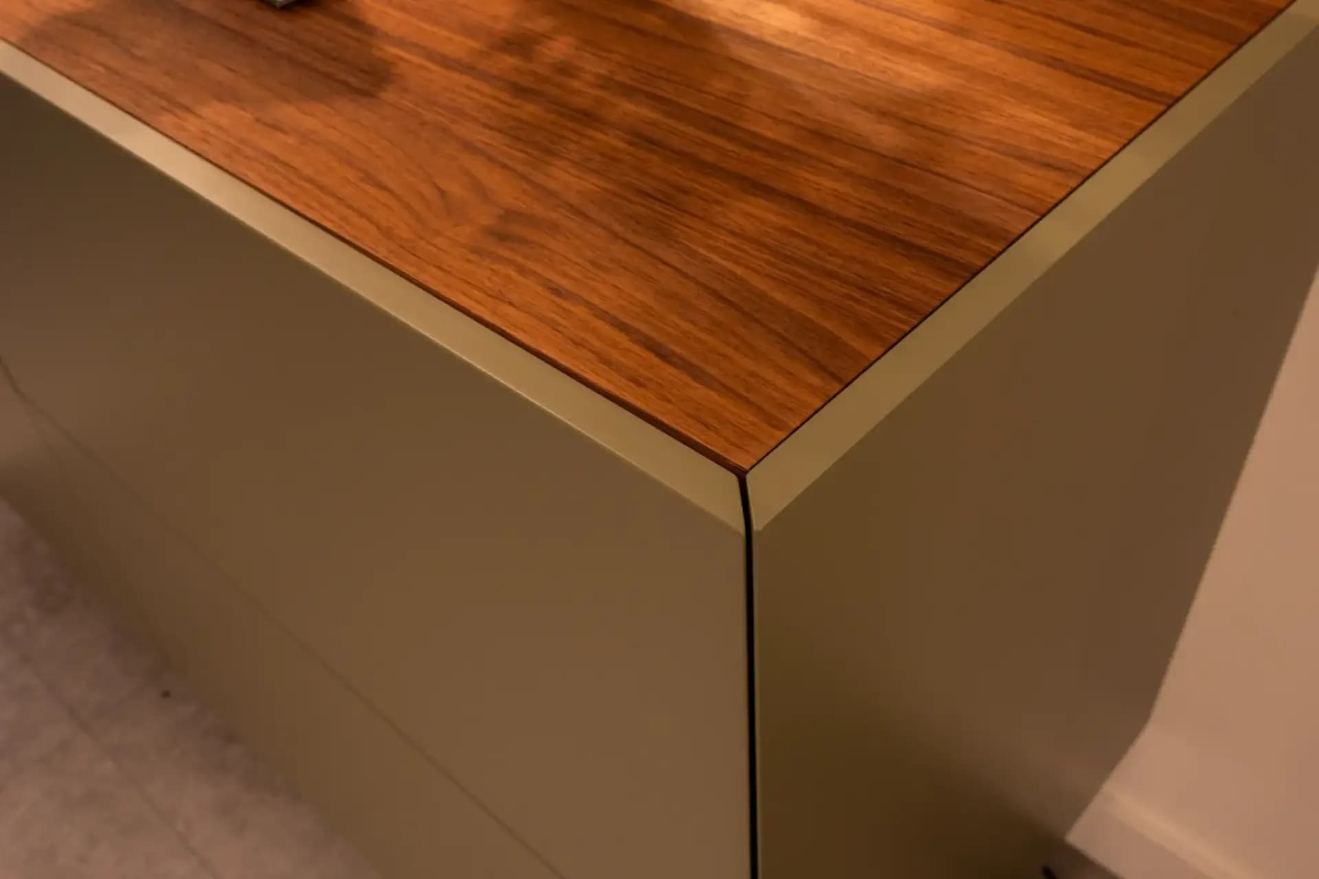 Zwevend dressoir met blad in notenhout