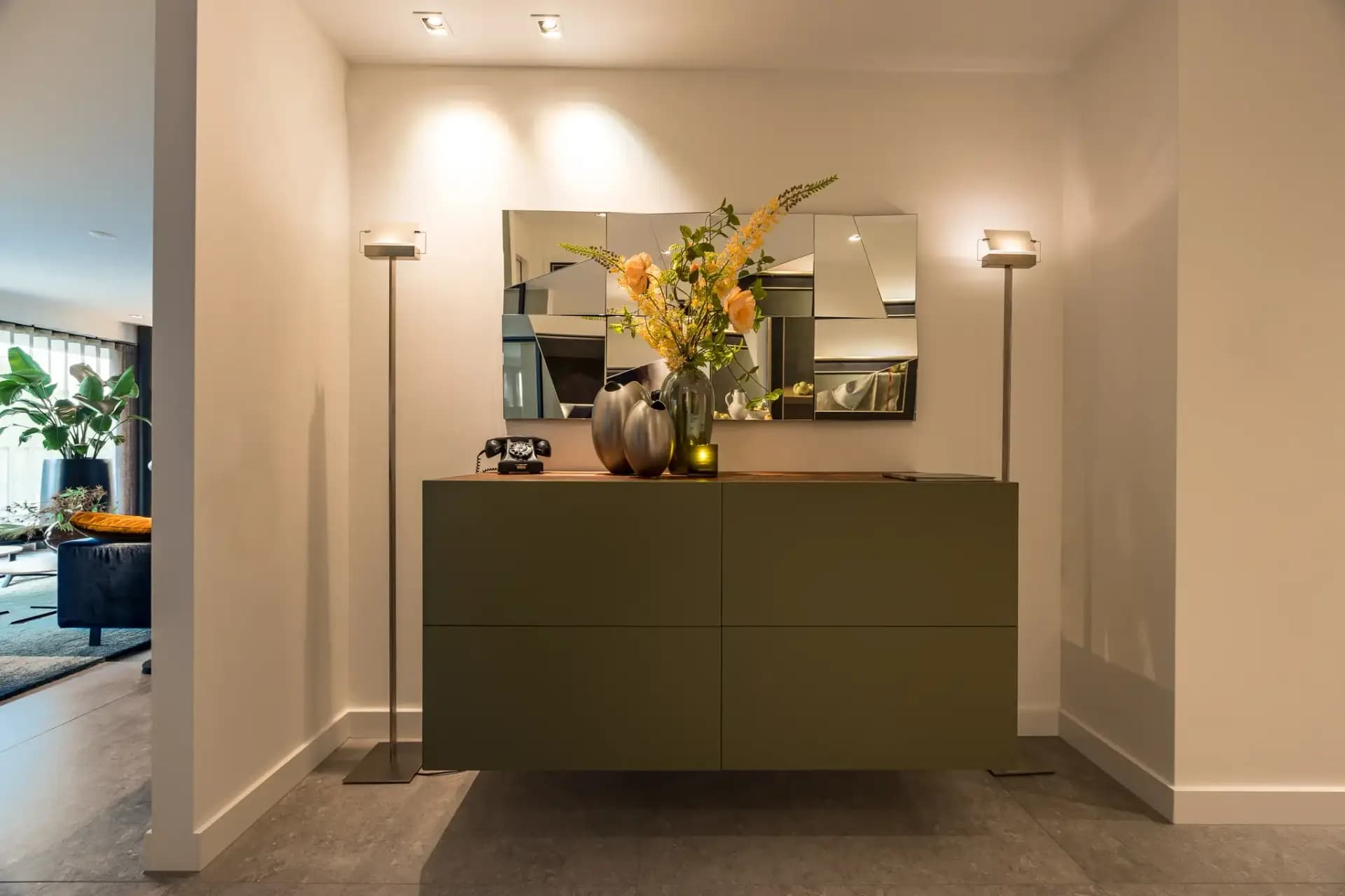 Zwevend dressoir met blad in notenhout