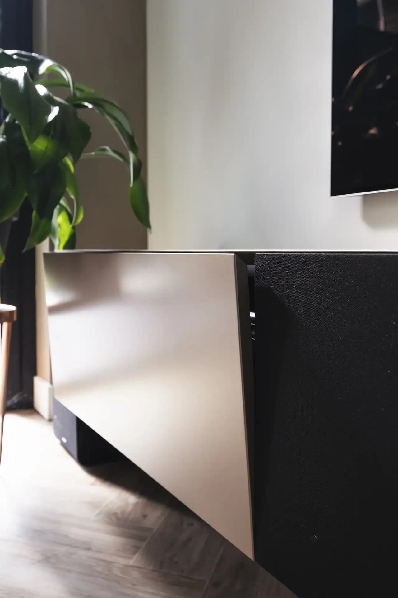 Zwevend tv-meubel aan wand