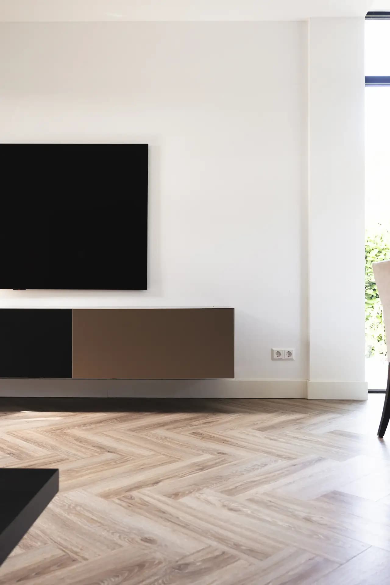 Zwevend tv-meubel aan wand