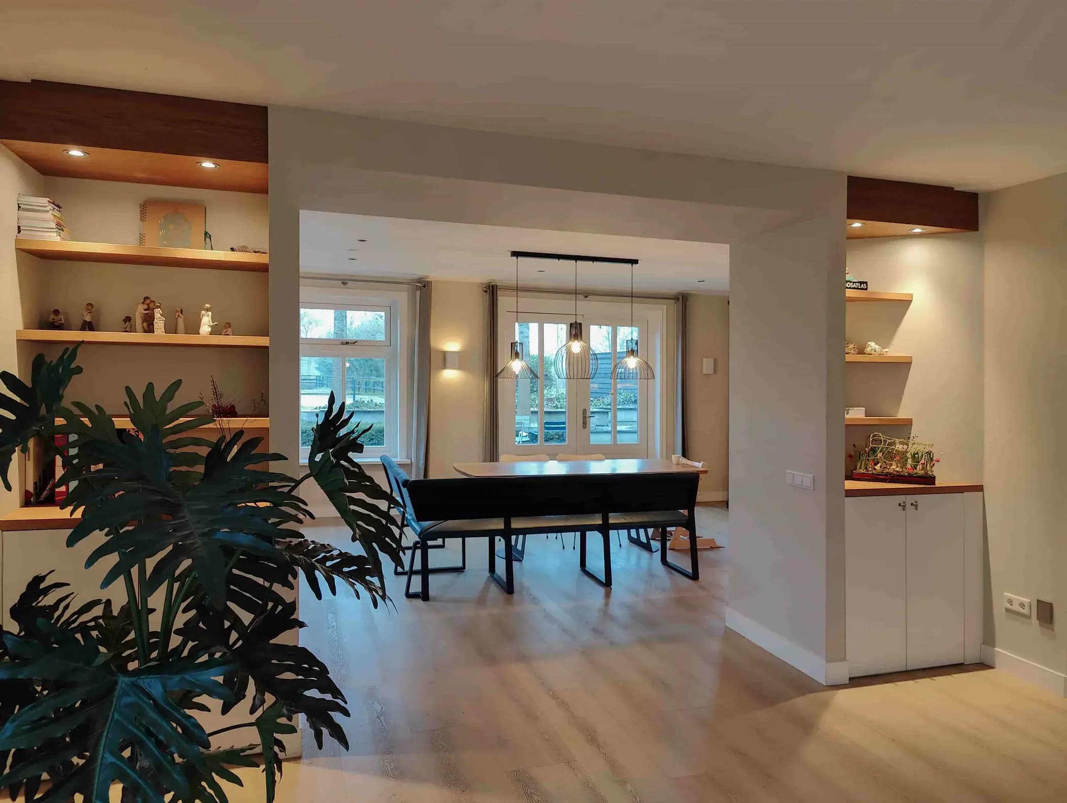 Ensuite kast op maat met eiken fineer legplanken en witte kastjes, verlichting geïntegreerd in de bovenkant.