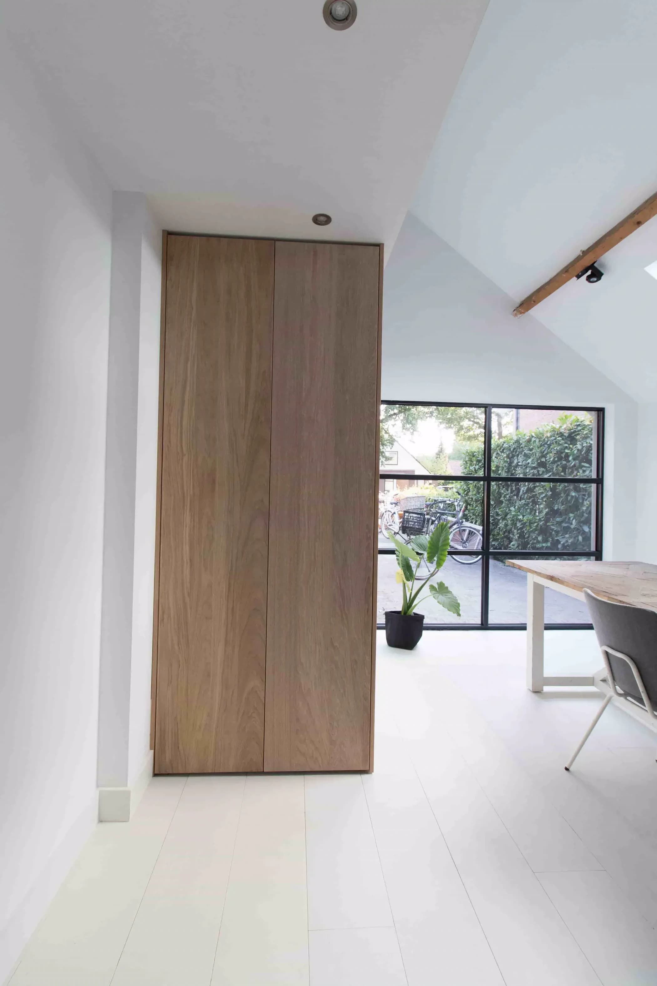 Strakke eiken fineer opbergkast in moderne woonkamer.