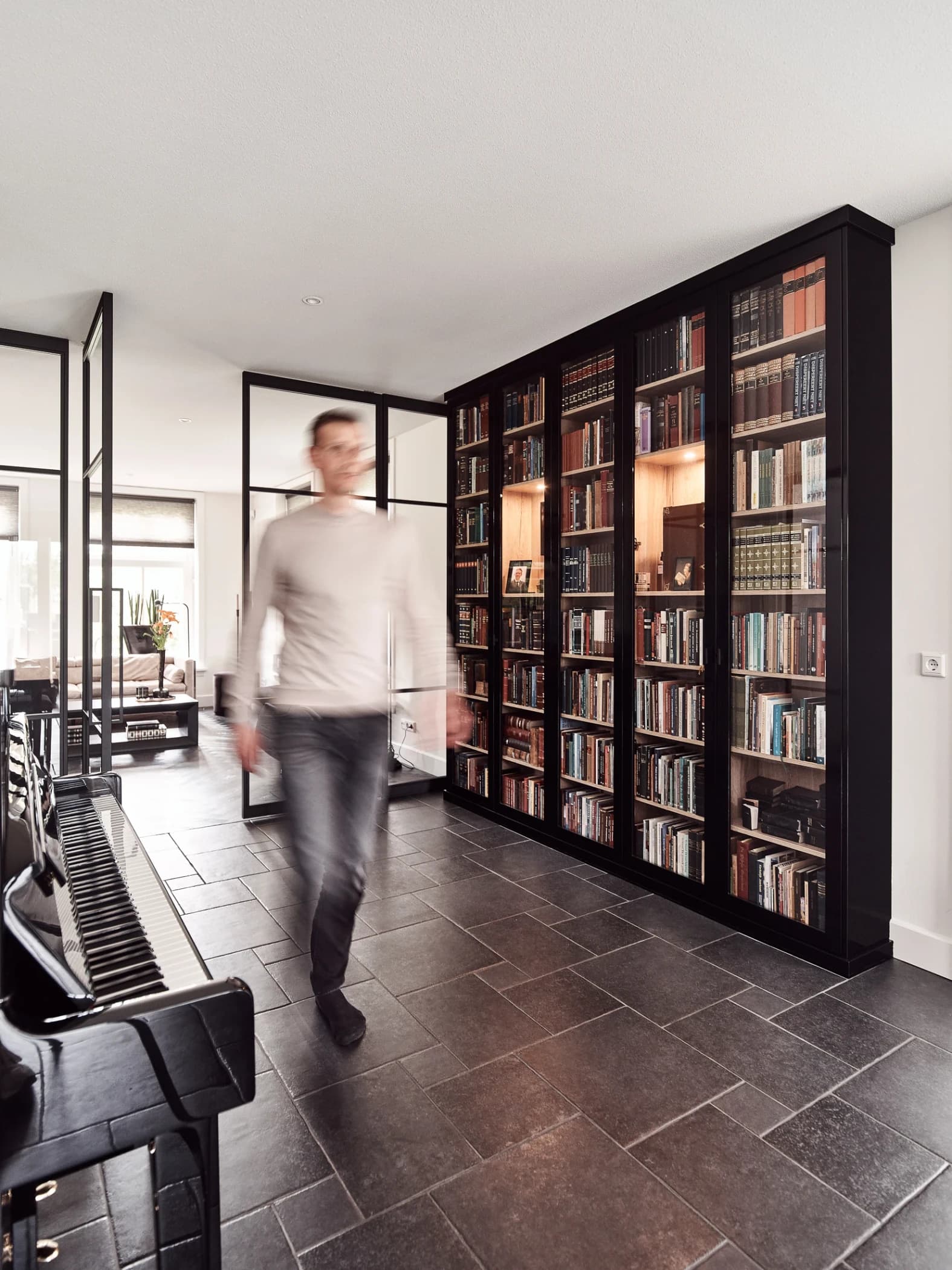 boekenkast met deuren