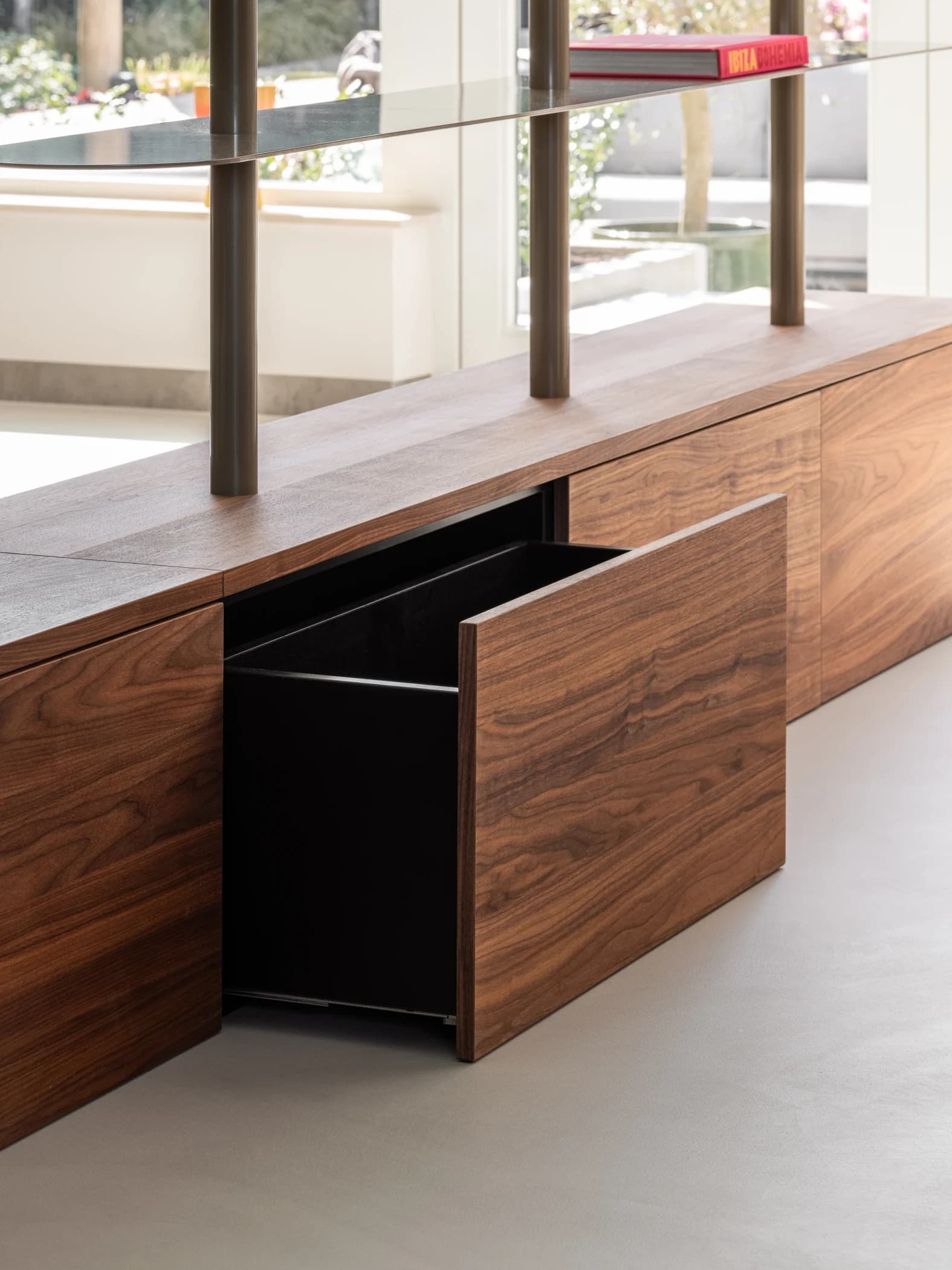Roomdivider met open vakken en lades