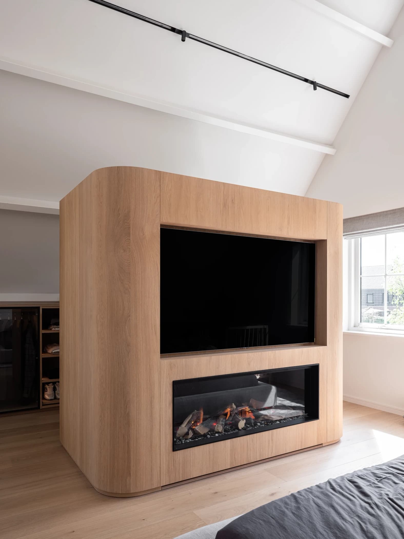 Roomdivider met haard en tv-meubel