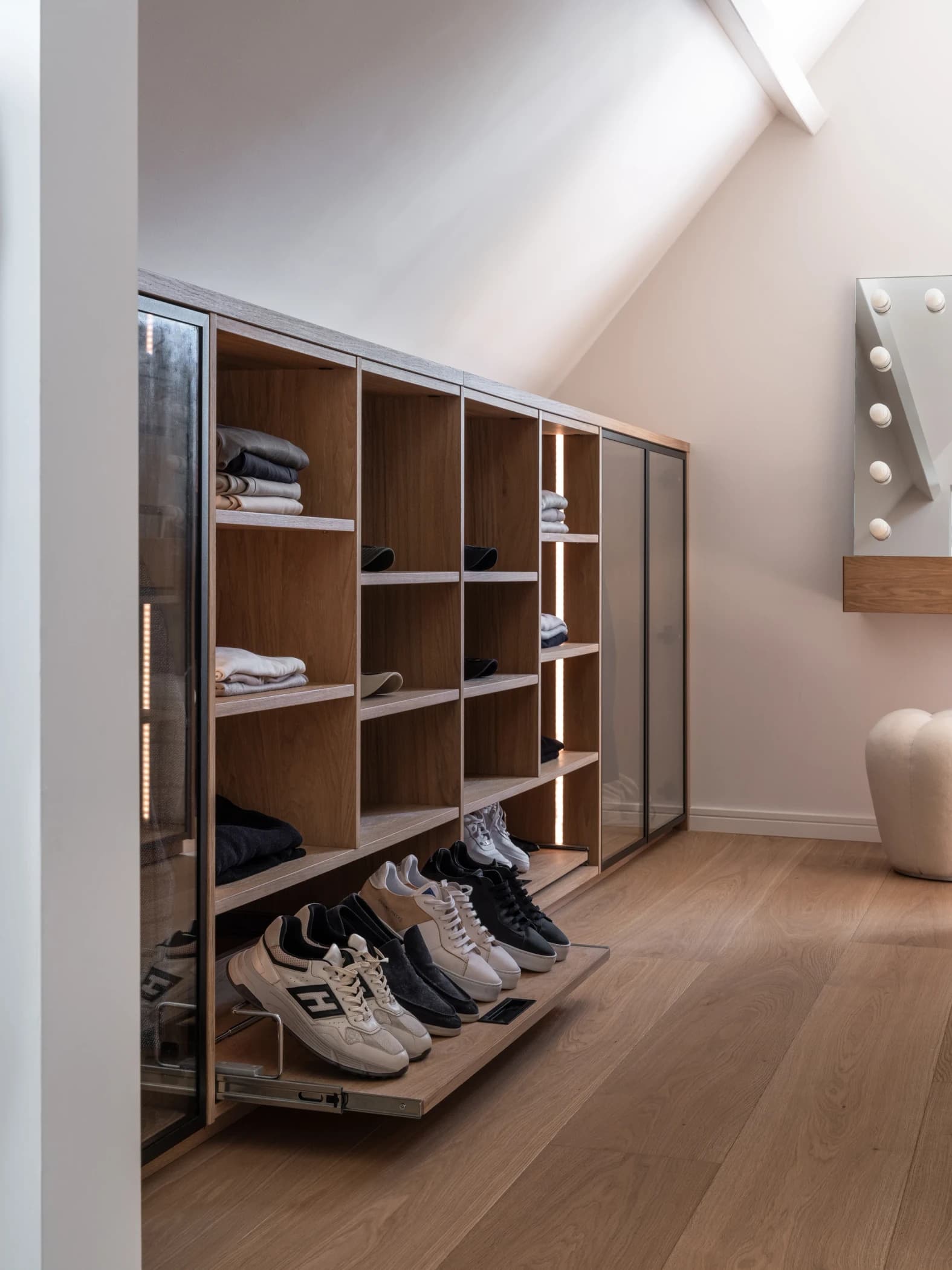Inloopkast met uitschuifbare plank voor schoenen