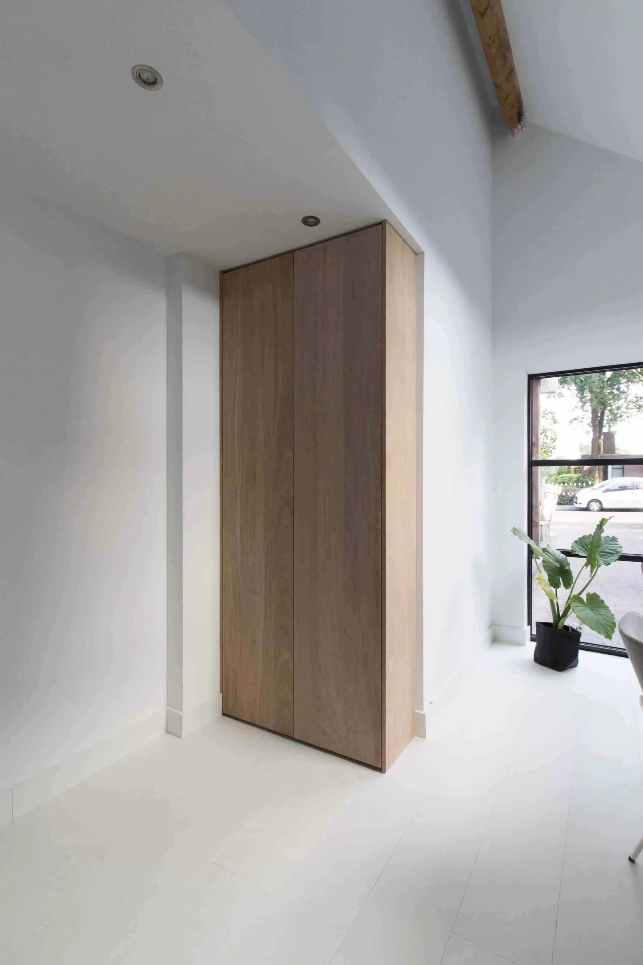 Moderne eiken fineer kast in industriële woonomgeving.