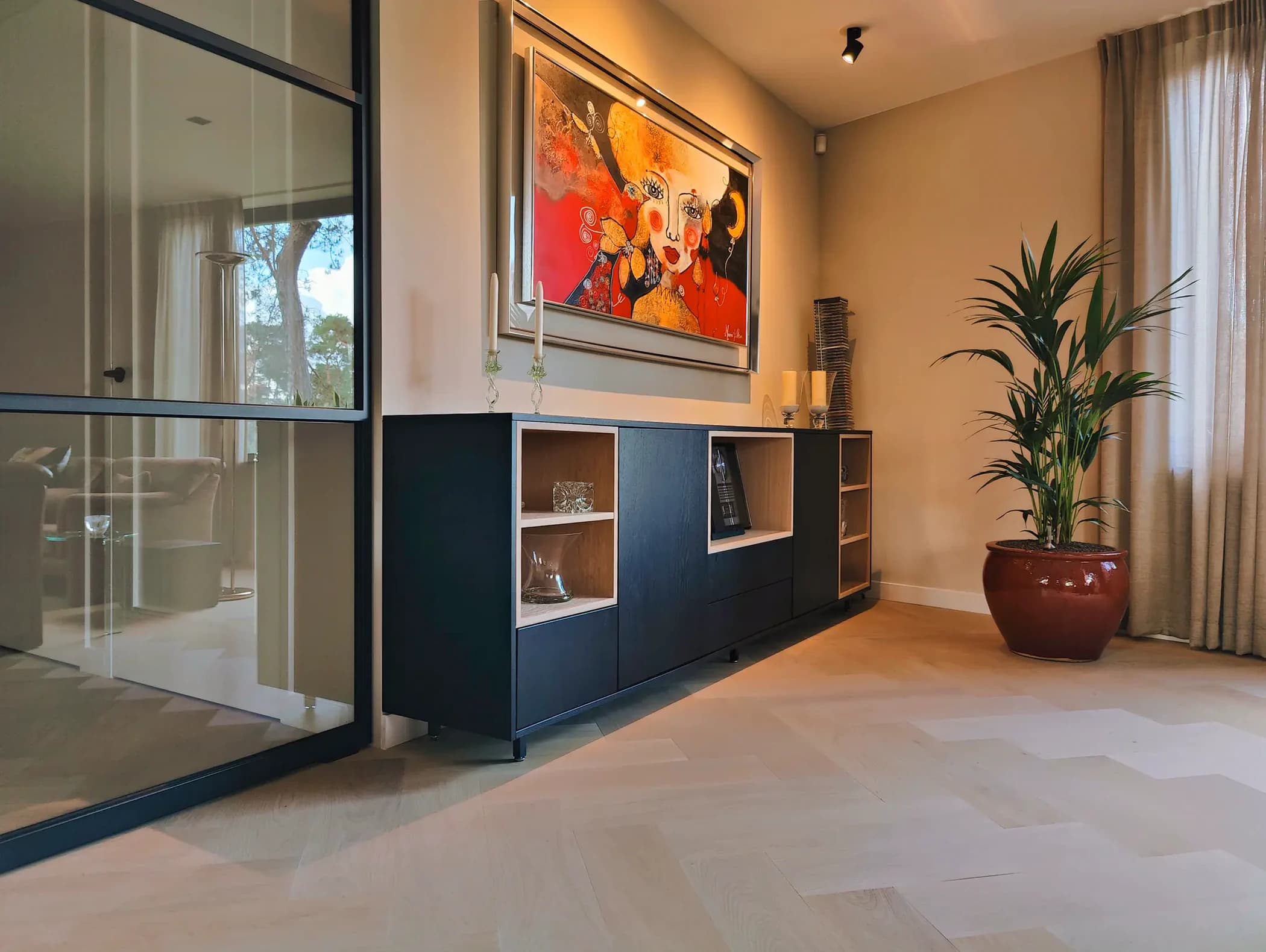 Op maat gemaakt zwart dressoir met eiken fineer vakken en LED-verlichting.