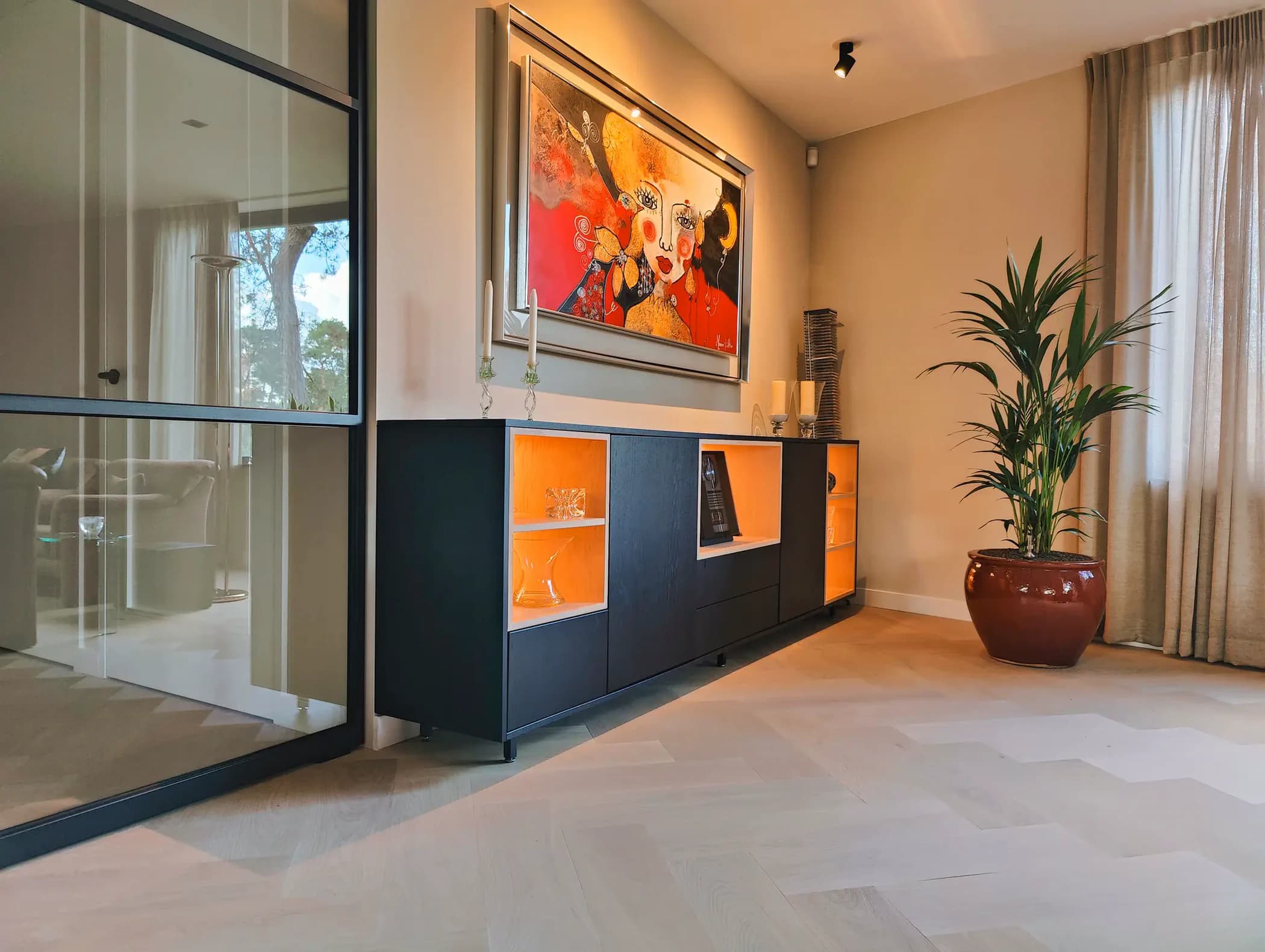 Modern dressoir in zwart met eiken fineer vakken en LED-verlichting in Zeist.