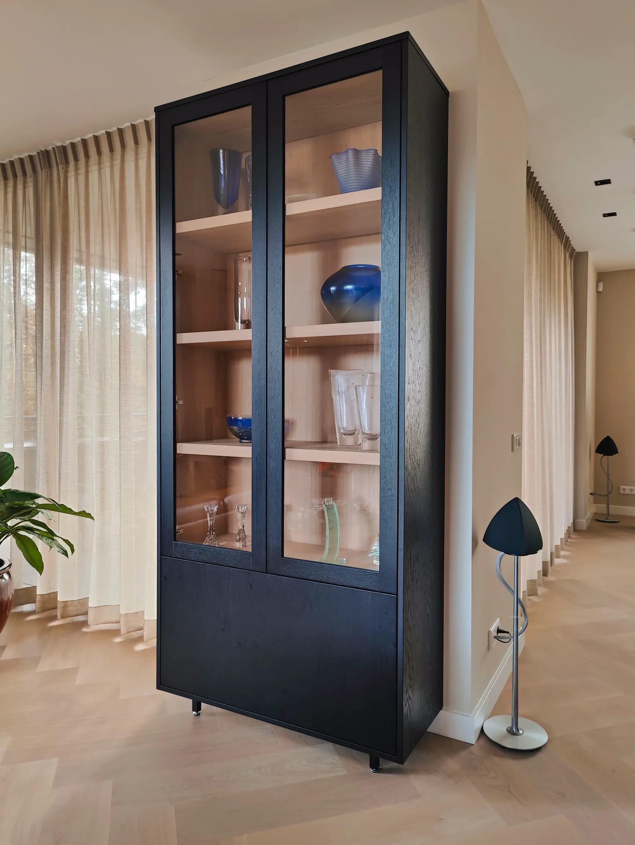Moderne vitrinekast met greeploze deuren en ledverlichting