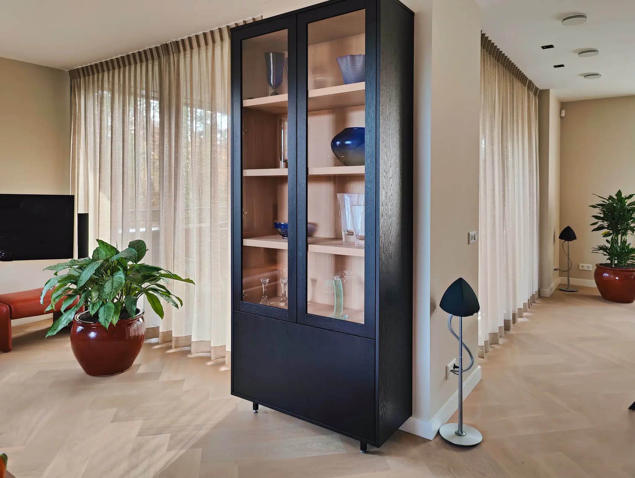 Op maat gemaakte buffetkast met glazen deuren en zwarte afwerking