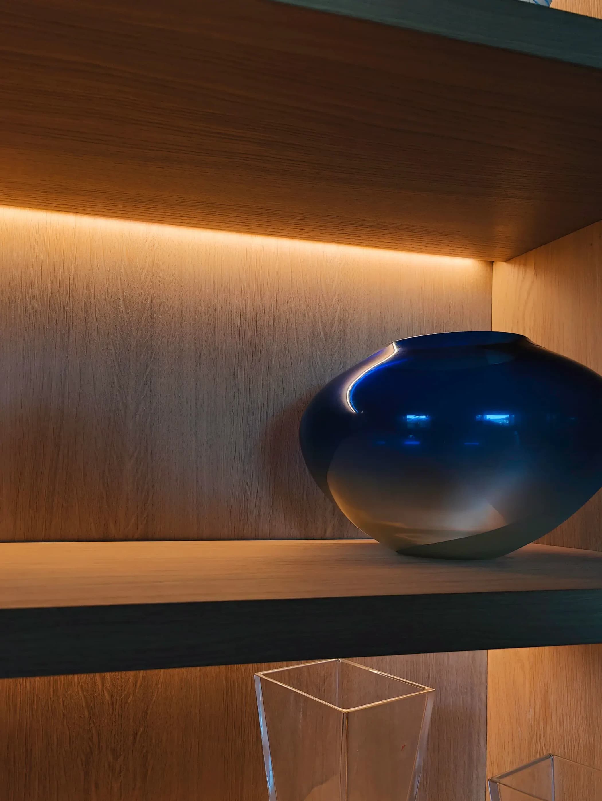 Ledverlichting in houten wandkast met glazen deuren