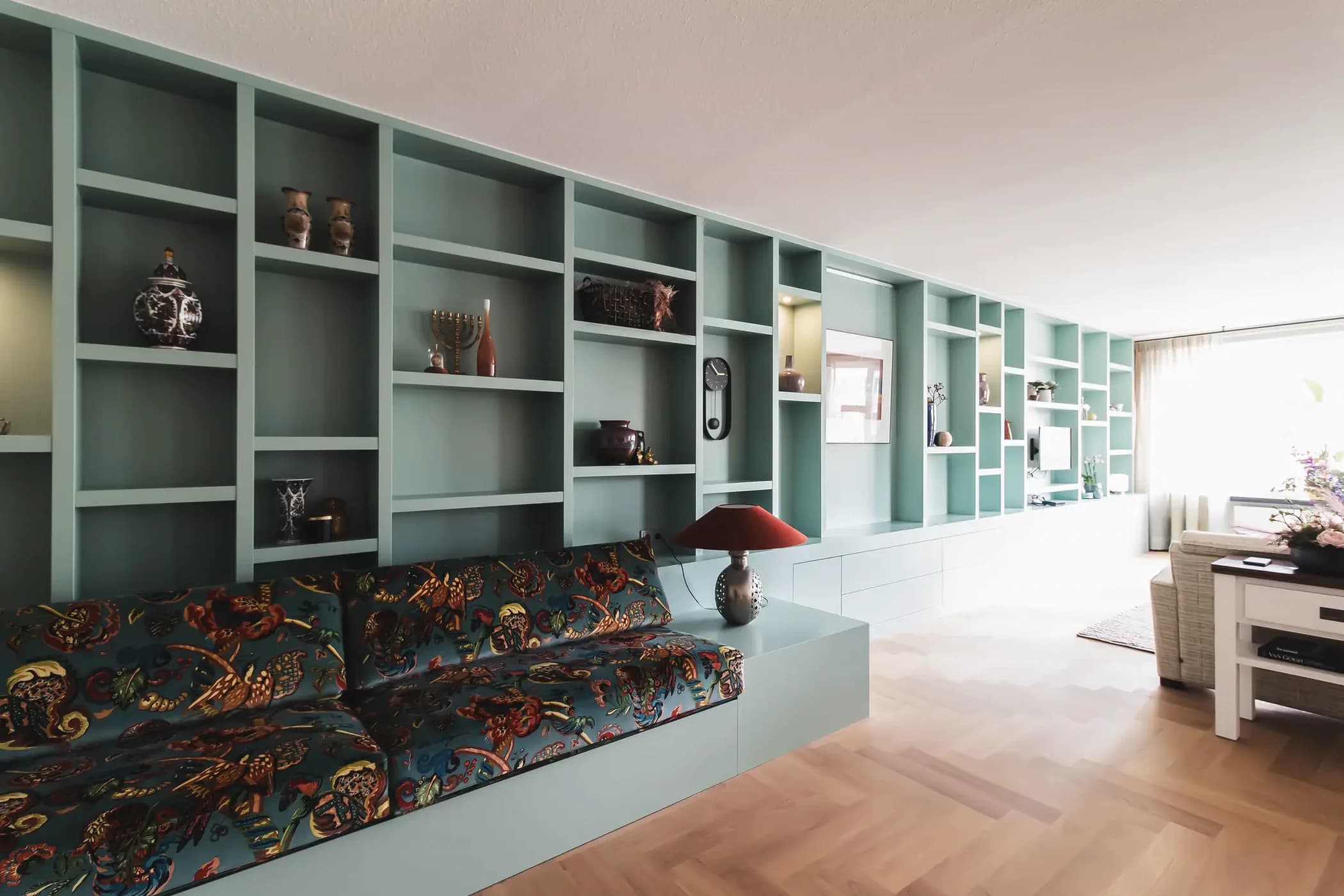 Mintgroene wandkast in woonkamer
