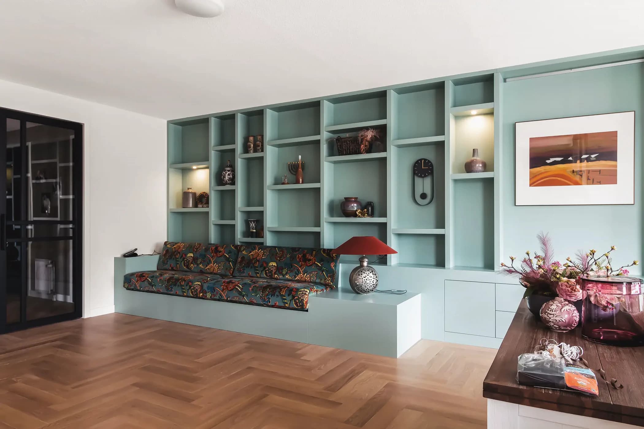 Mintgroene wandkast in woonkamer