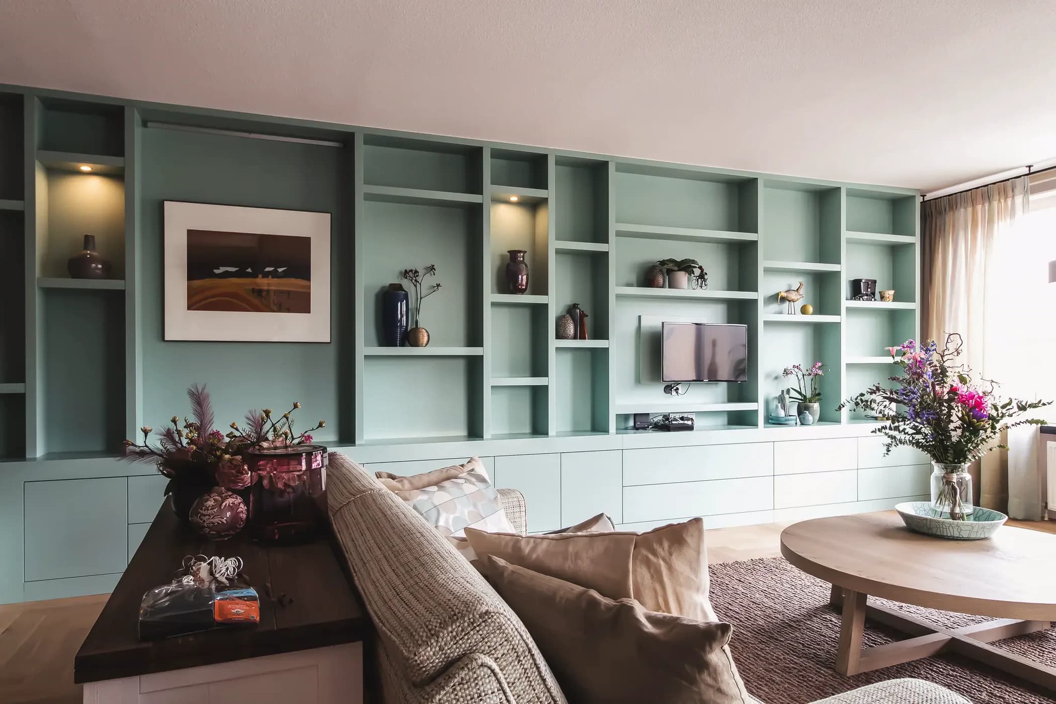 Mintgroene wandkast in woonkamer
