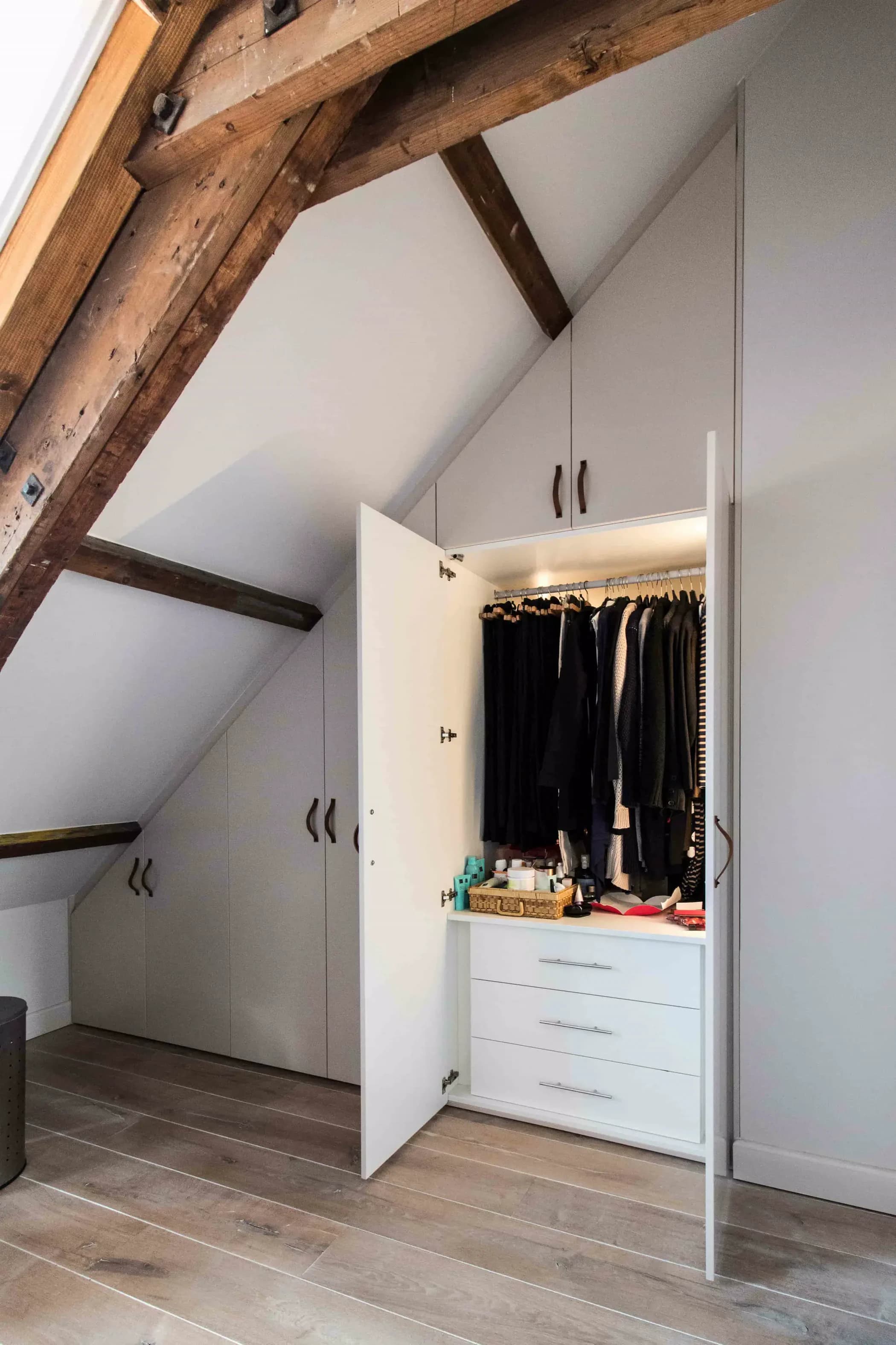 Ledroede en ladeblok interieur kledingkast