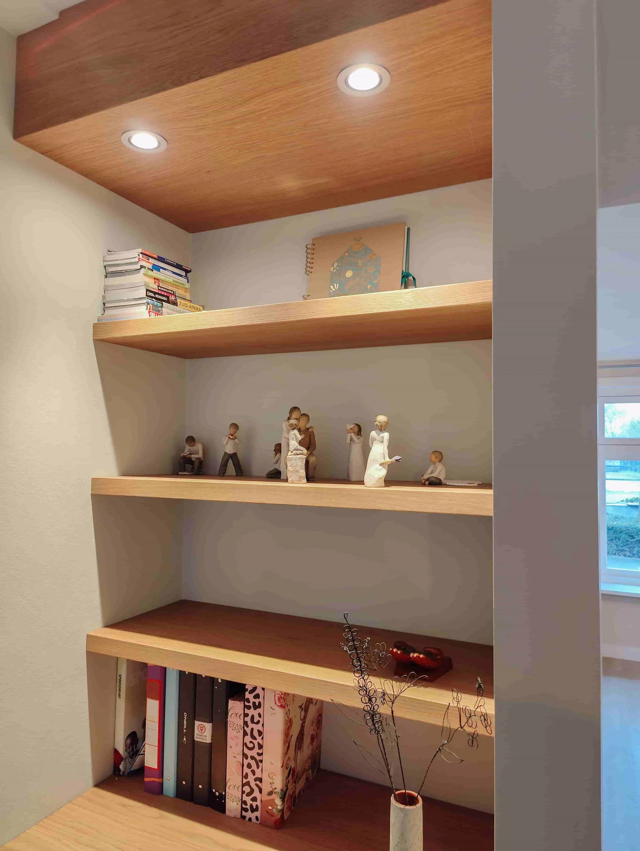 Detail van een op maat gemaakte ensuite kast met spotverlichting in een Japandi-interieur.