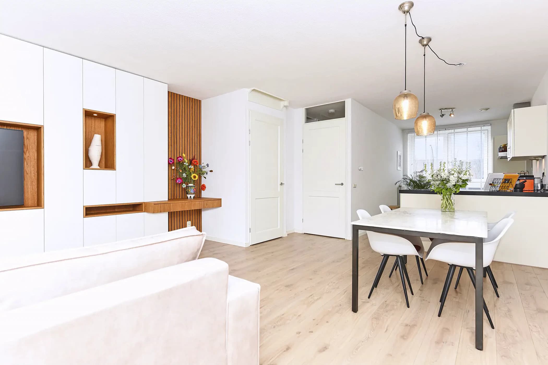 Moderne wandkast op maat in Amersfoort met witte melamineplaat en geolied eiken fineer.