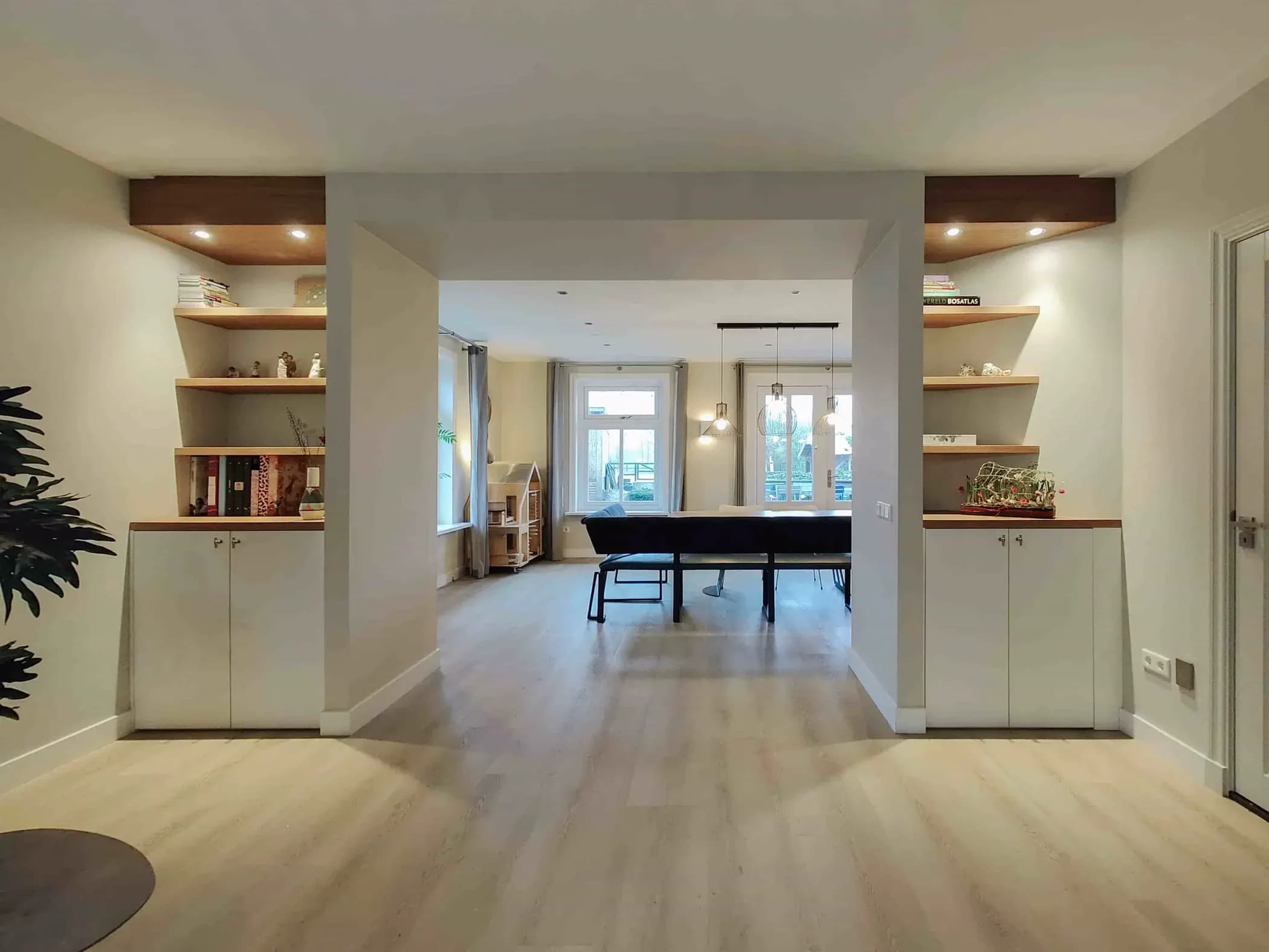 Smalle ensuite kasten eiken fineer wit