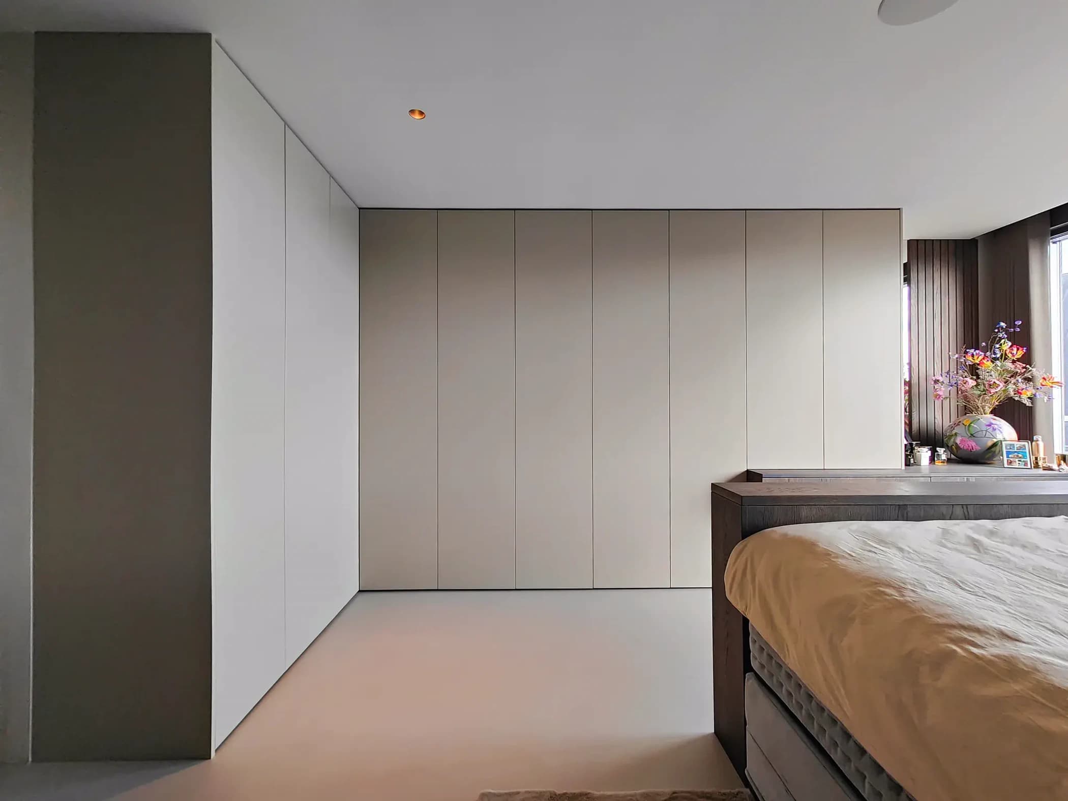 Strakke kledingkast met greeploze deuren