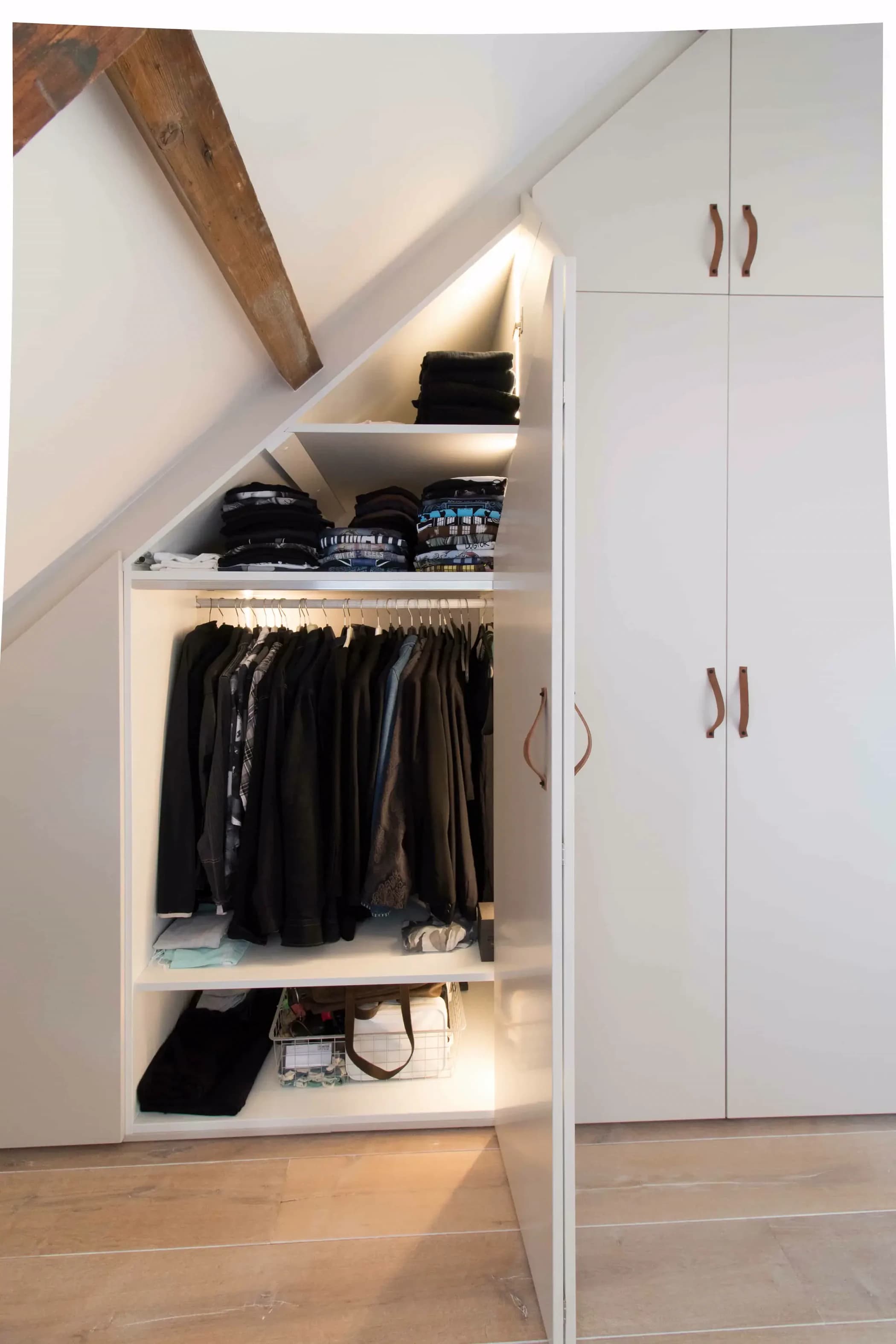 schuine inbouwkast met ledstrip en ledroede