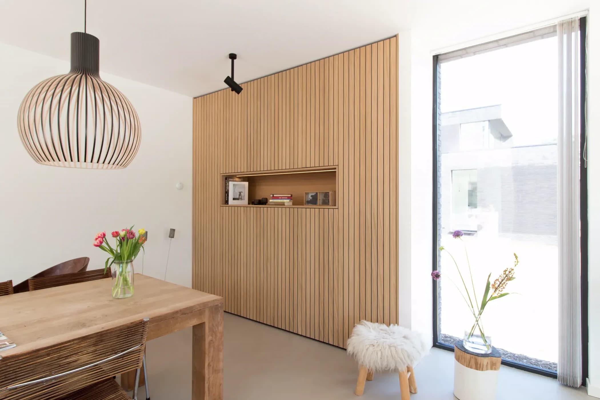 Wandkast met latteneffect en open vak met ledstrip