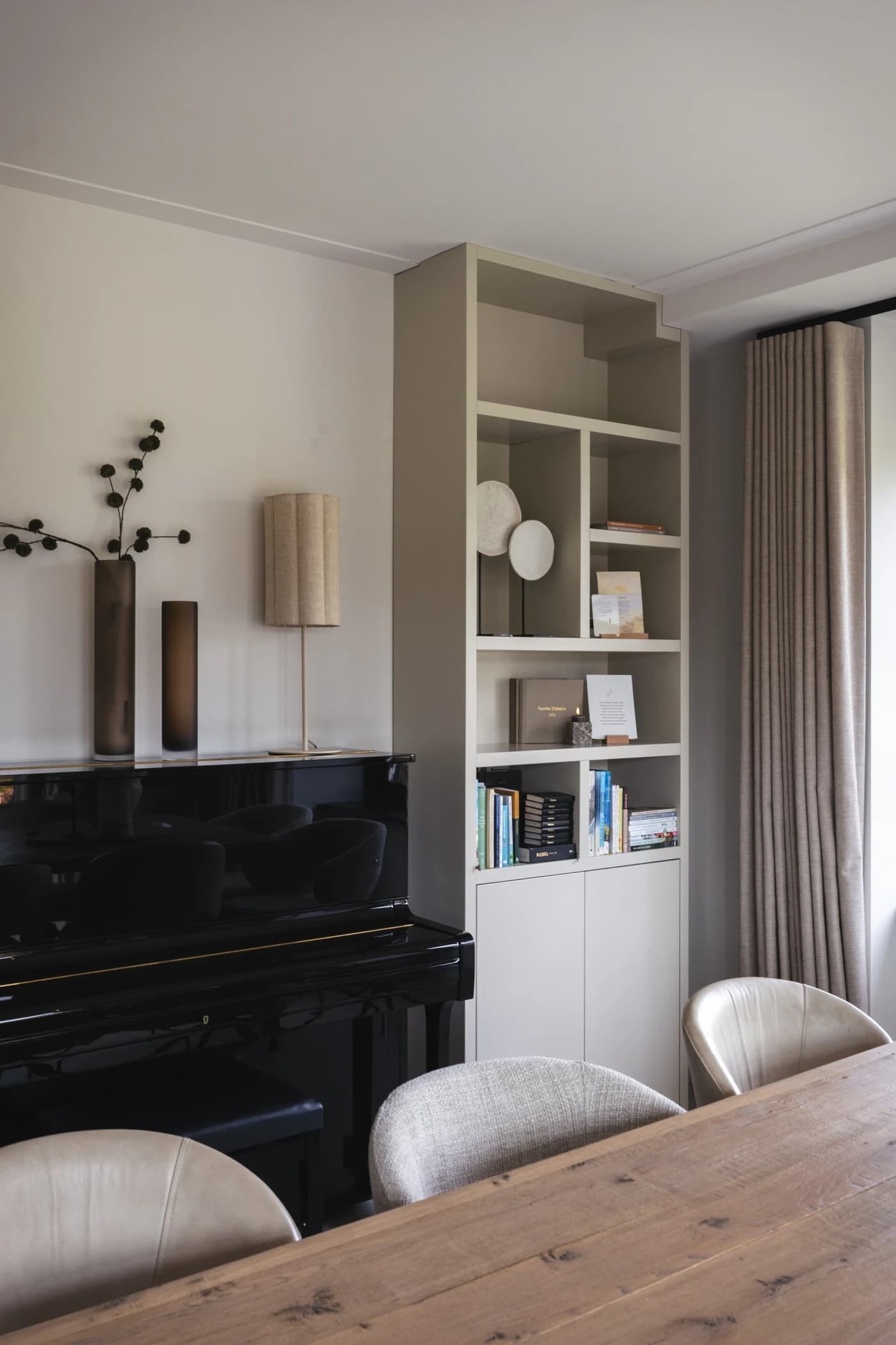 Wandkast om koof woonkamer