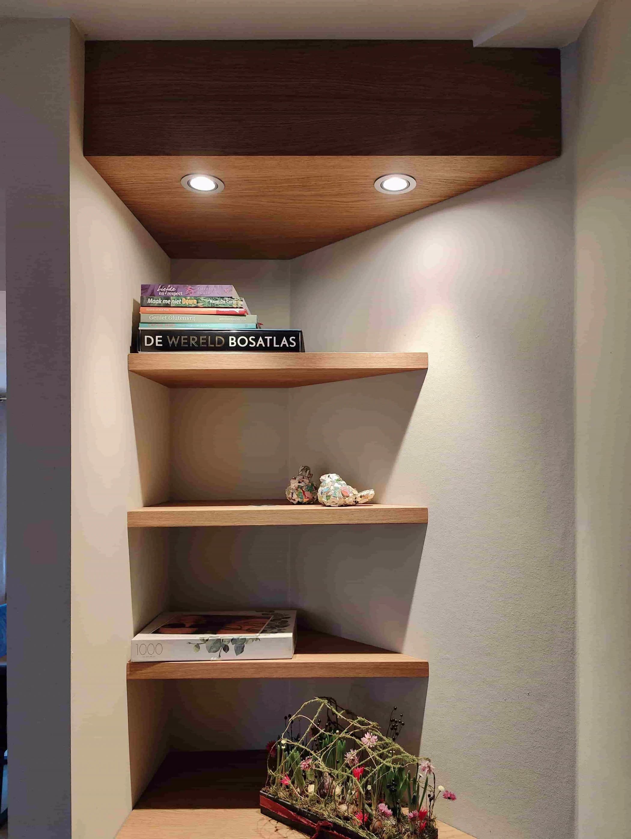 Eiken fineer planken met geïntegreerde spotjes in een op maat gemaakte ensuite kast.