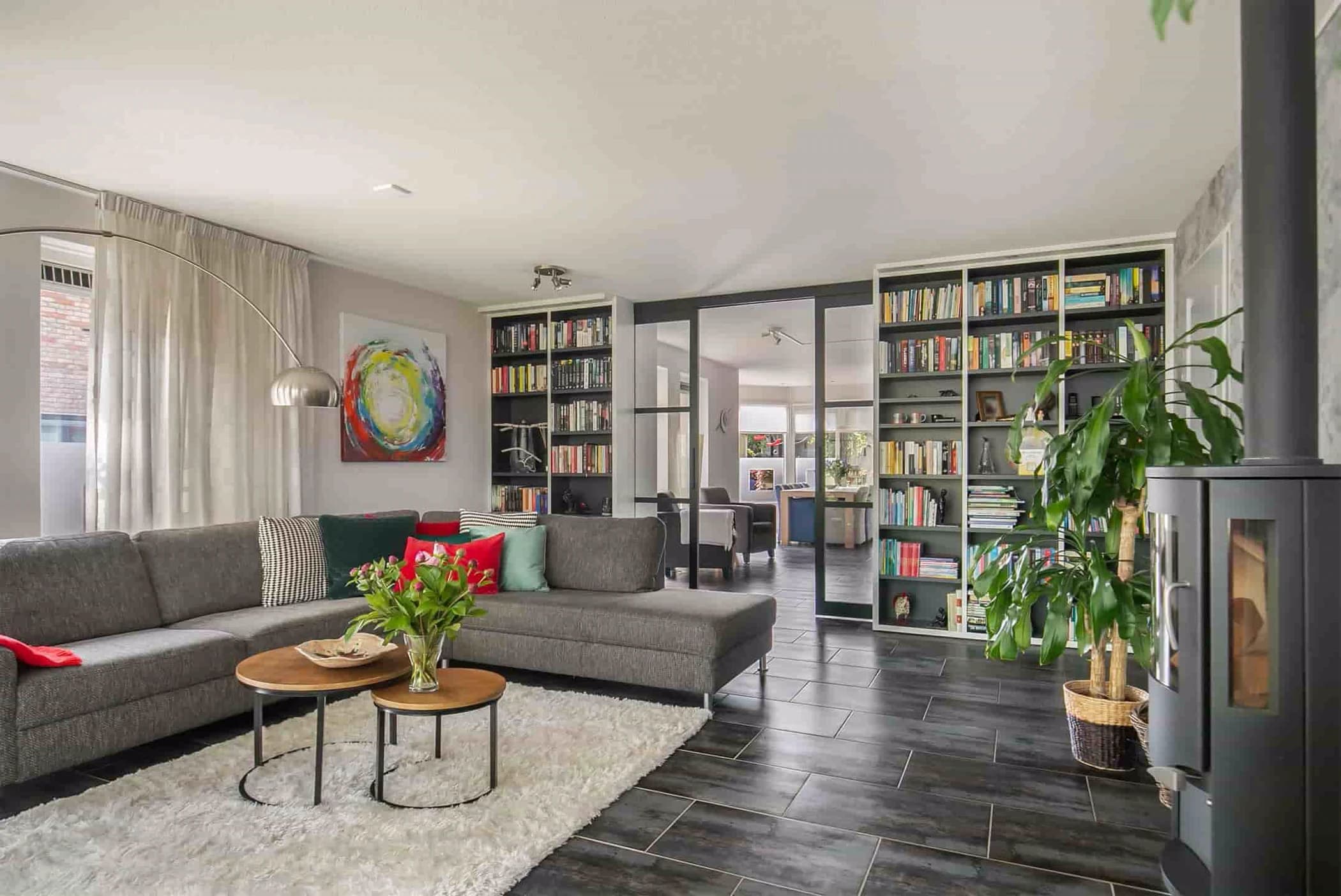 Ensuite boekenkast in woonkamer