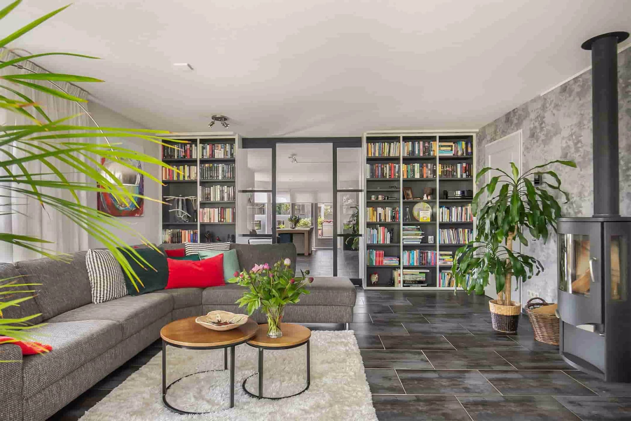 Ensuite boekenkast met open vakken