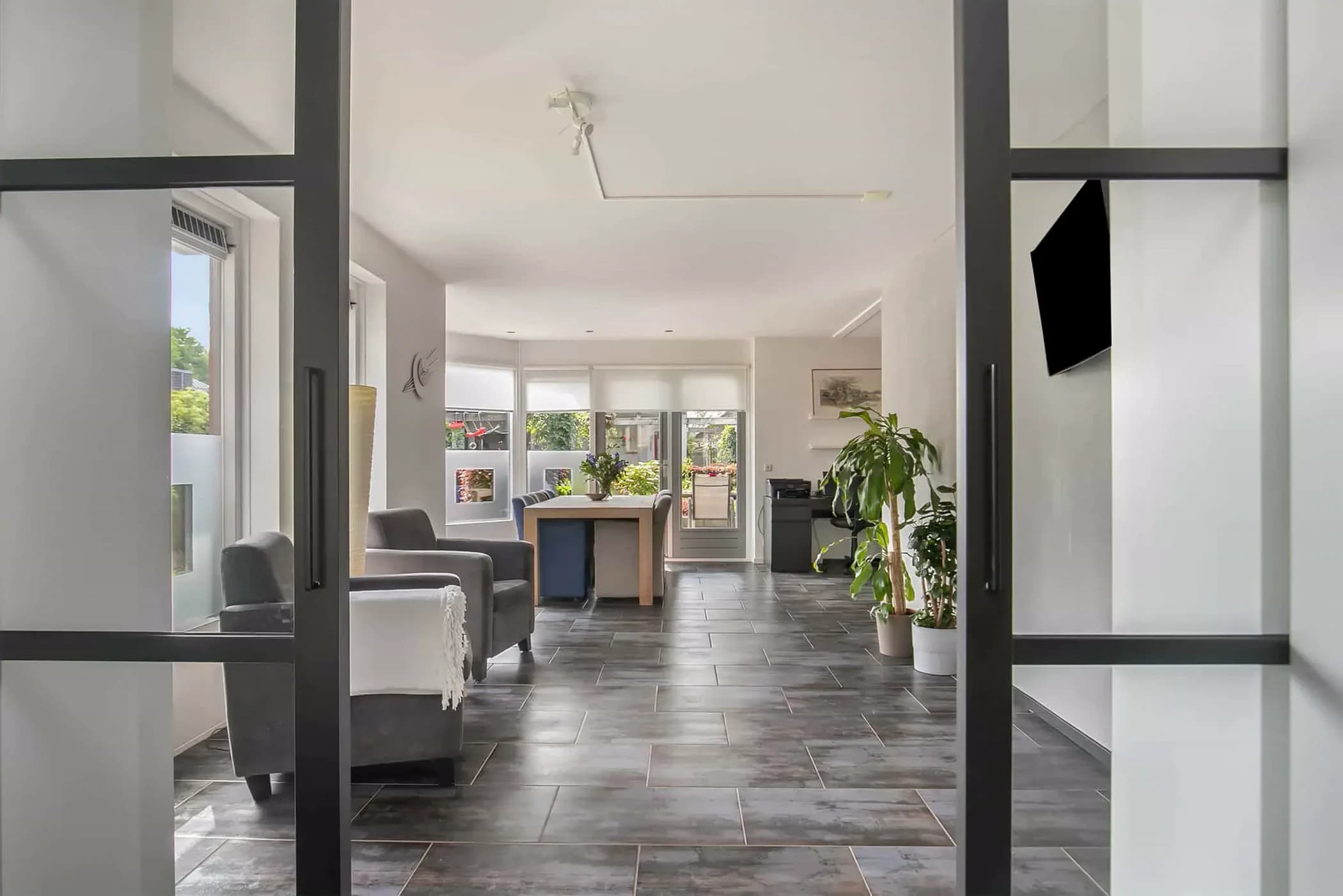 Ensuite deur naar woonkamer