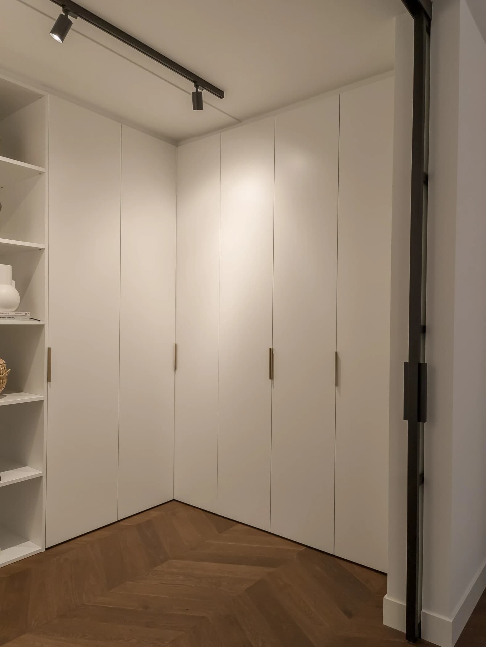 Inloopkast in slaapkamer met maatwerk indeling