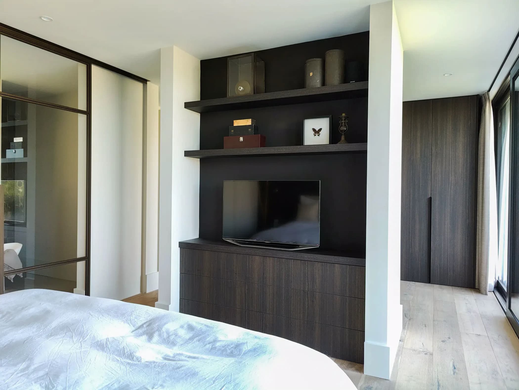 Slaapkamer roomdivider door kast met tv
