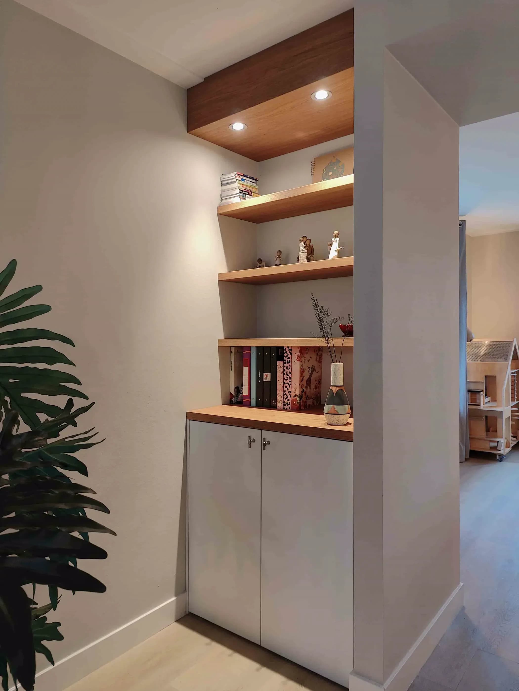 Op maat gemaakte smalle ensuite kast met eiken fineer en zwevende planken.